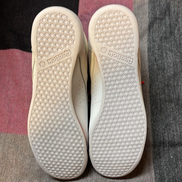 Reebok Hightop Women’s Classic White Sneakers Size 8 1/2. - Picture 5 of 9